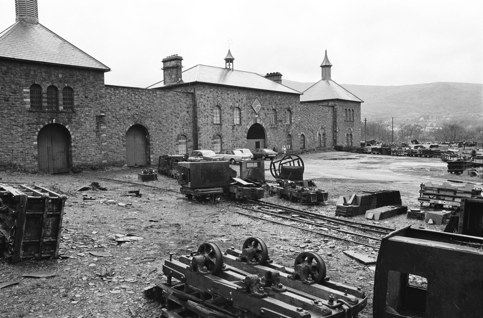 Dinorwig slate quarry closure sale - 17 Dec, 1969, submitted by Buddle-Bot on 01-04-2025.
© Geoff Charles https://creativecommons.org/licenses/by-sa/4.0/ http://www.llyfrgell.cymru Dinorwig slate quarry closure sale - 17 Dec, 1969