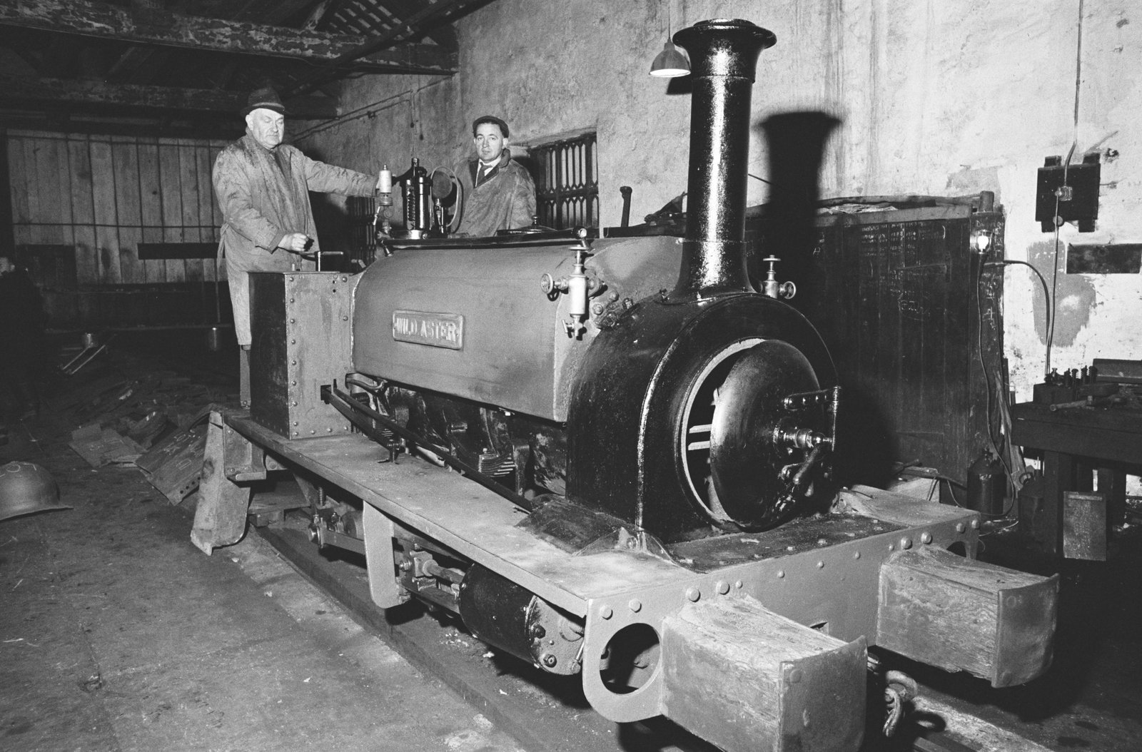 Dinorwig slate quarry closure sale - 17 Dec, 1969, submitted by Buddle-Bot on 01-04-2025.
© Geoff Charles https://creativecommons.org/licenses/by-sa/4.0/ http://www.llyfrgell.cymru Dinorwig slate quarry closure sale - 17 Dec, 1969