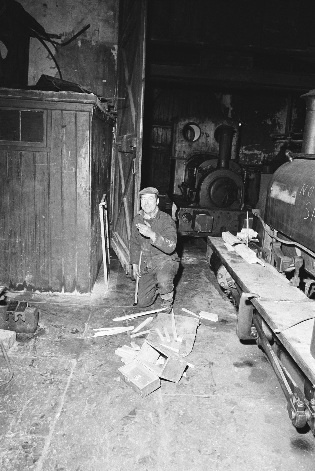 Dinorwig slate quarry closure sale - 17 Dec, 1969, submitted by Buddle-Bot on 01-04-2025.
© Geoff Charles https://creativecommons.org/licenses/by-sa/4.0/ http://www.llyfrgell.cymru Dinorwig slate quarry closure sale - 17 Dec, 1969