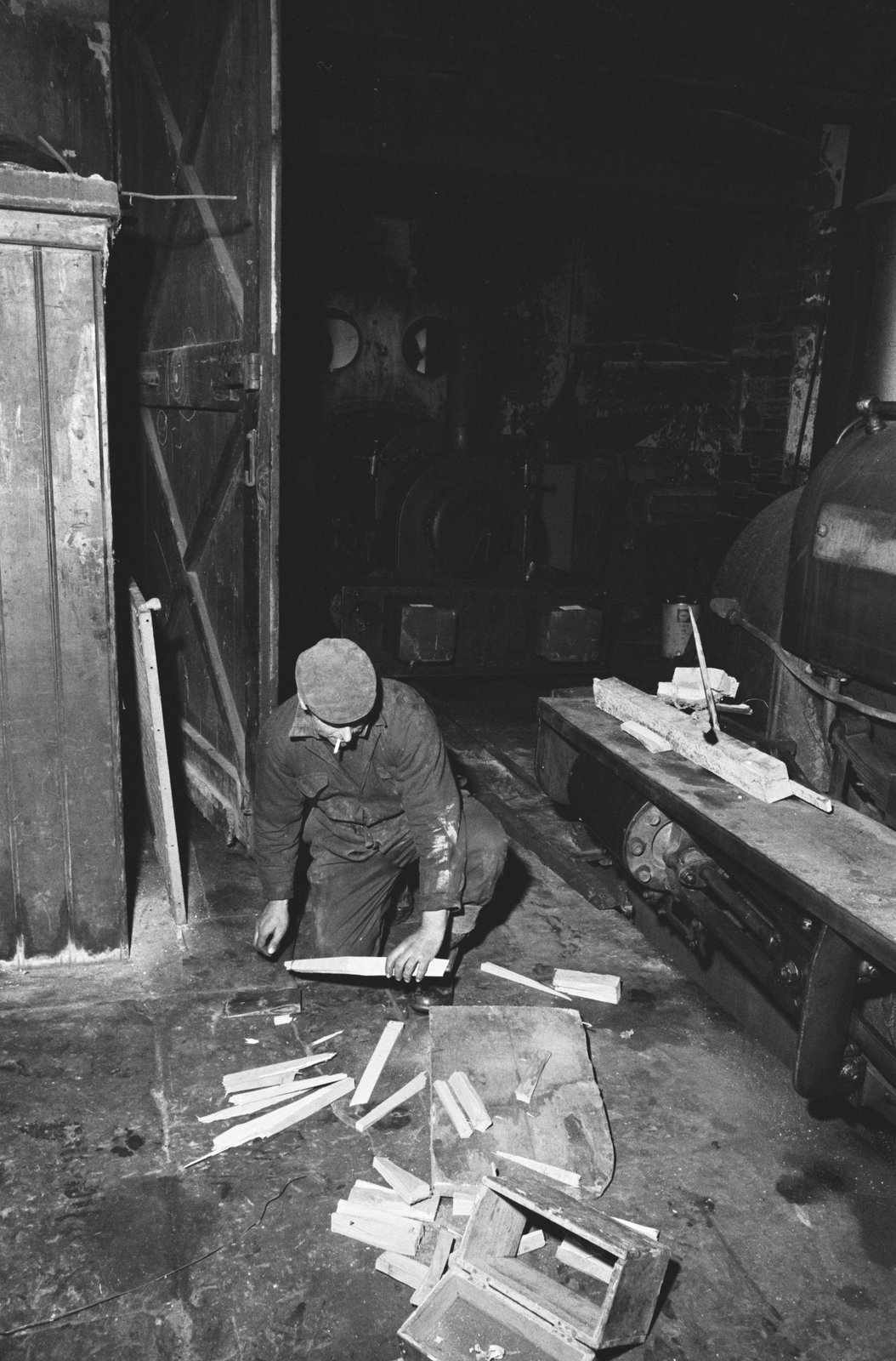 Dinorwig slate quarry closure sale - 17 Dec, 1969, submitted by Buddle-Bot on 01-04-2025.
© Geoff Charles https://creativecommons.org/licenses/by-sa/4.0/ http://www.llyfrgell.cymru Dinorwig slate quarry closure sale - 17 Dec, 1969