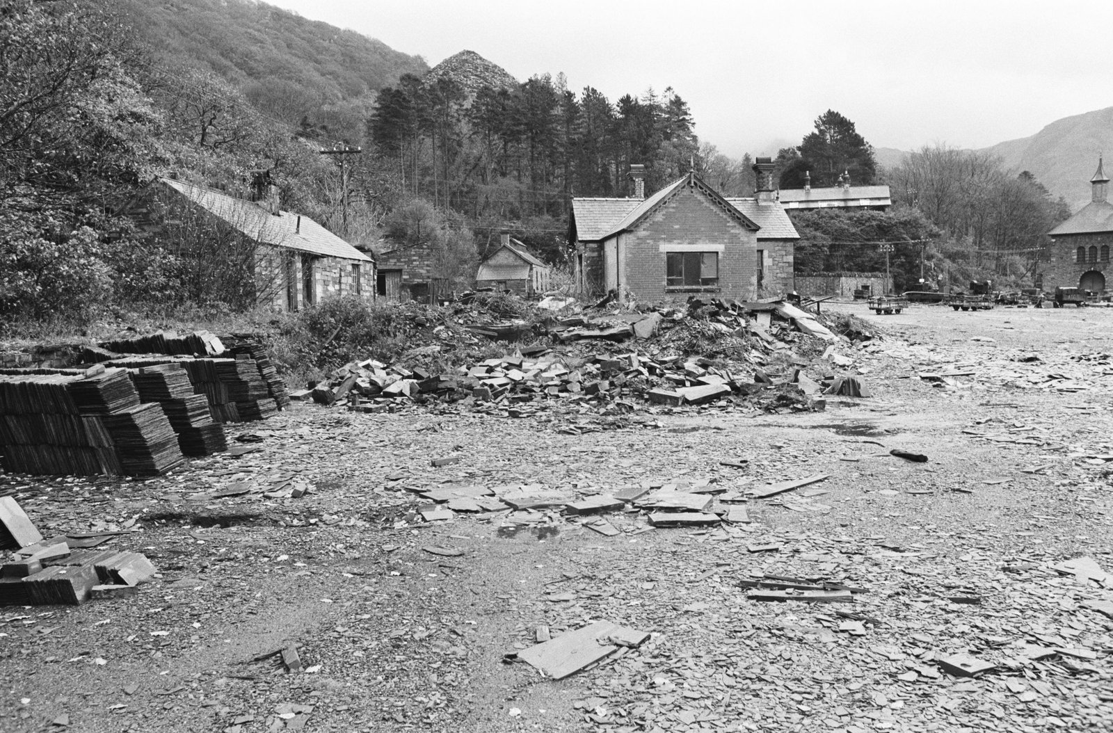 Dinorwig slate quarry closure sale - 17 Dec, 1969, submitted by Buddle-Bot on 01-04-2025.
© Geoff Charles https://creativecommons.org/licenses/by-sa/4.0/ http://www.llyfrgell.cymru Dinorwig slate quarry closure sale - 17 Dec, 1969