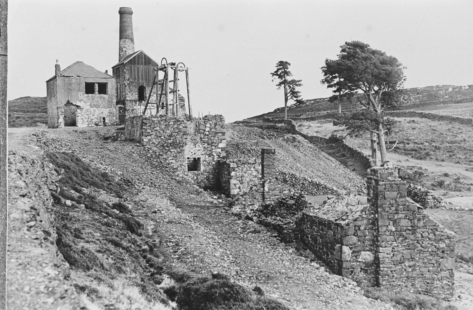 Bwlch yr Haiarn lead mining remains - Oct 1, 1972, submitted by Buddle-Bot on 01-04-2025.
© Geoff Charles https://creativecommons.org/licenses/by-sa/4.0/ http://www.llyfrgell.cymru Bwlch yr Haiarn lead mining remains - Oct 1, 1972