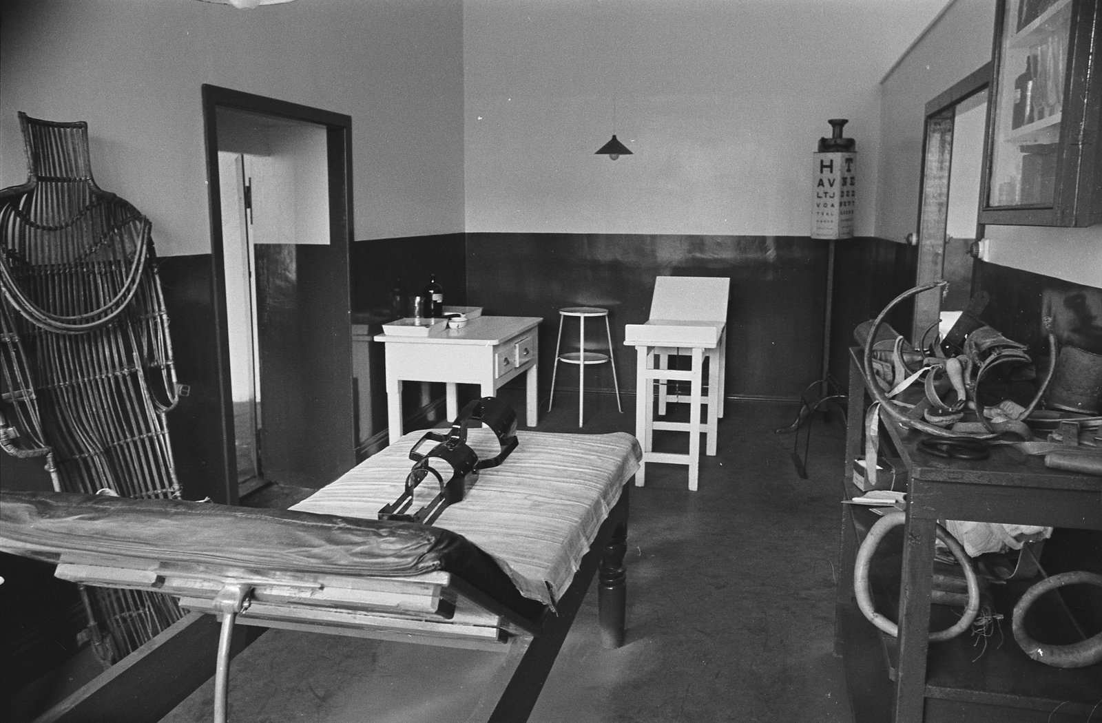 Dinorwig slate museum - 4 Oct, 1973, submitted by Buddle-Bot on 01-04-2025.
© Geoff Charles https://creativecommons.org/licenses/by-sa/4.0/ http://www.llyfrgell.cymru Dinorwig slate museum - 4 Oct, 1973