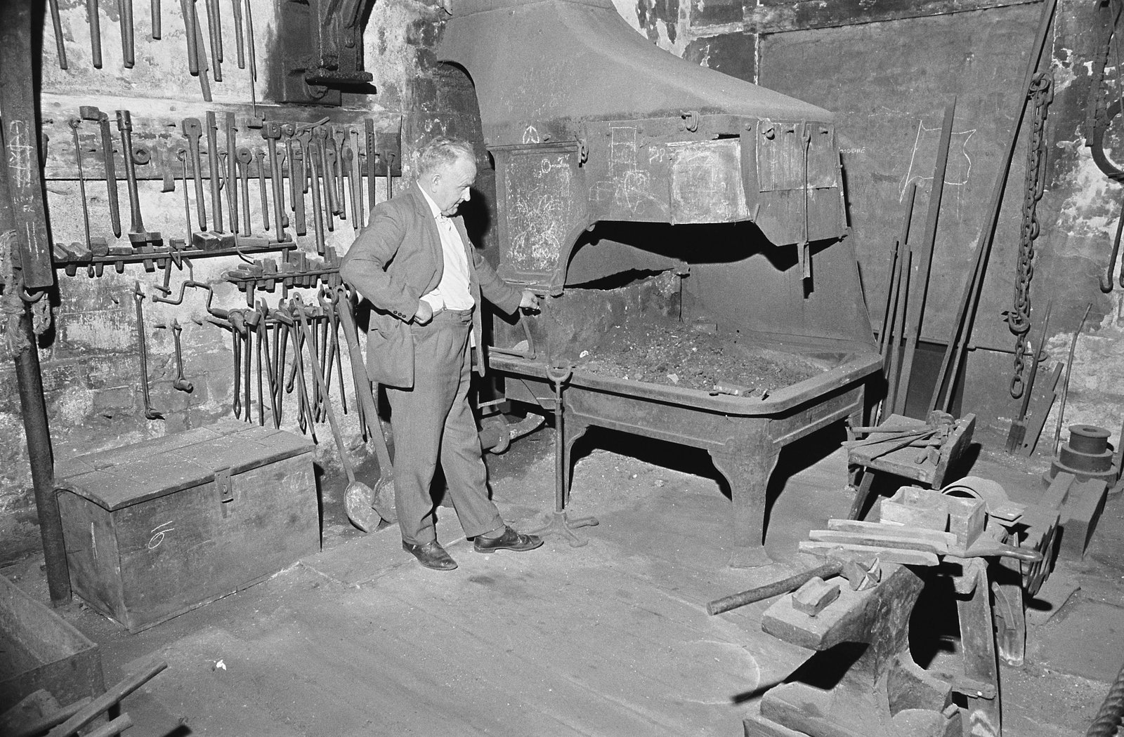 Dinorwig slate museum - 4 Oct, 1973, submitted by Buddle-Bot on 01-04-2025.
© Geoff Charles https://creativecommons.org/licenses/by-sa/4.0/ http://www.llyfrgell.cymru Dinorwig slate museum - 4 Oct, 1973