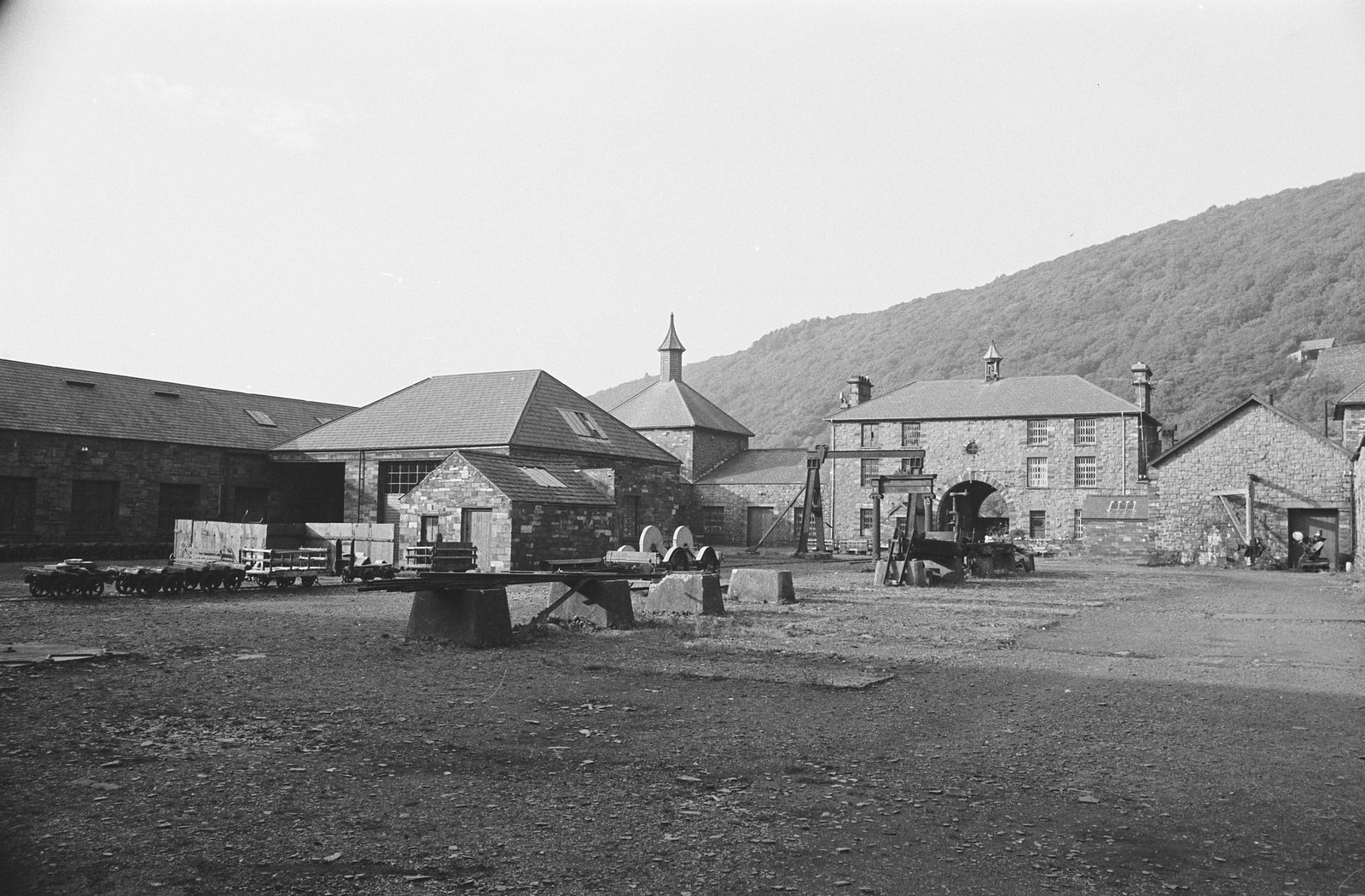 Dinorwig slate museum - 4 Oct, 1973, submitted by Buddle-Bot on 01-04-2025.
© Geoff Charles https://creativecommons.org/licenses/by-sa/4.0/ http://www.llyfrgell.cymru Dinorwig slate museum - 4 Oct, 1973