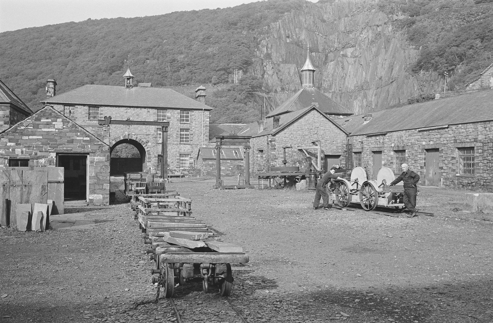 Dinorwig slate museum - 4 Oct, 1973, submitted by Buddle-Bot on 01-04-2025.
© Geoff Charles https://creativecommons.org/licenses/by-sa/4.0/ http://www.llyfrgell.cymru Dinorwig slate museum - 4 Oct, 1973