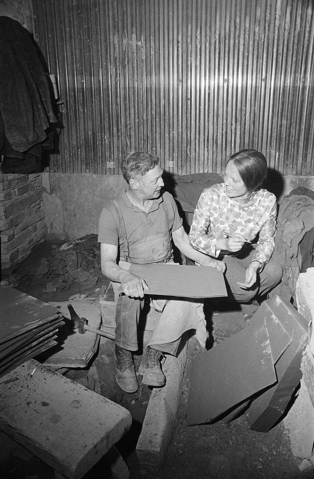 Llechwedd Quarry photos for 'Country Quest' - 31 Jul, 1973, submitted by Buddle-Bot on 01-04-2025.
© Geoff Charles https://creativecommons.org/licenses/by-sa/4.0/ http://www.llyfrgell.cymru Llechwedd Quarry photos for 'Country Quest' - 31 Jul, 1973