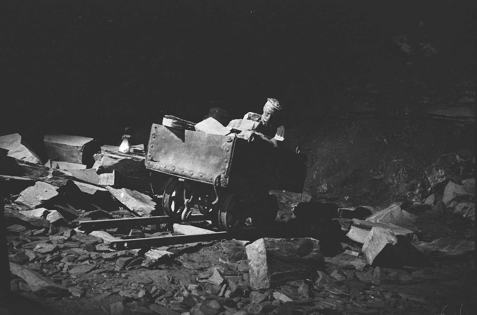 Llechwedd Quarry photos for 'Country Quest' - Jul 31, 1973, submitted by Buddle-Bot on 01-04-2025.
© Geoff Charles https://creativecommons.org/licenses/by-sa/4.0/ http://www.llyfrgell.cymru Llechwedd Quarry photos for 'Country Quest' - Jul 31, 1973