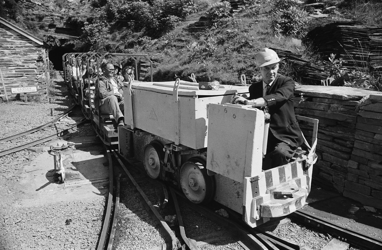 Llechwedd Quarry photos for 'Country Quest' - 31 Jul, 1973, submitted by Buddle-Bot on 01-04-2025.
© Geoff Charles https://creativecommons.org/licenses/by-sa/4.0/ http://www.llyfrgell.cymru Llechwedd Quarry photos for 'Country Quest' - 31 Jul, 1973
