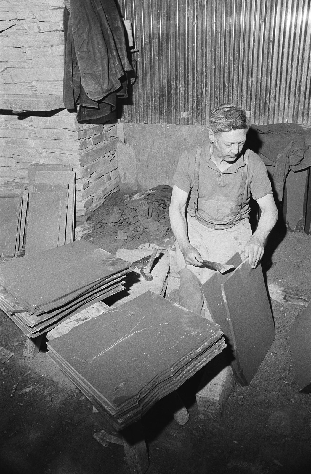 Llechwedd Quarry photos for 'Country Quest' - 31 Jul, 1973, submitted by Buddle-Bot on 01-04-2025.
© Geoff Charles https://creativecommons.org/licenses/by-sa/4.0/ http://www.llyfrgell.cymru Llechwedd Quarry photos for 'Country Quest' - 31 Jul, 1973
