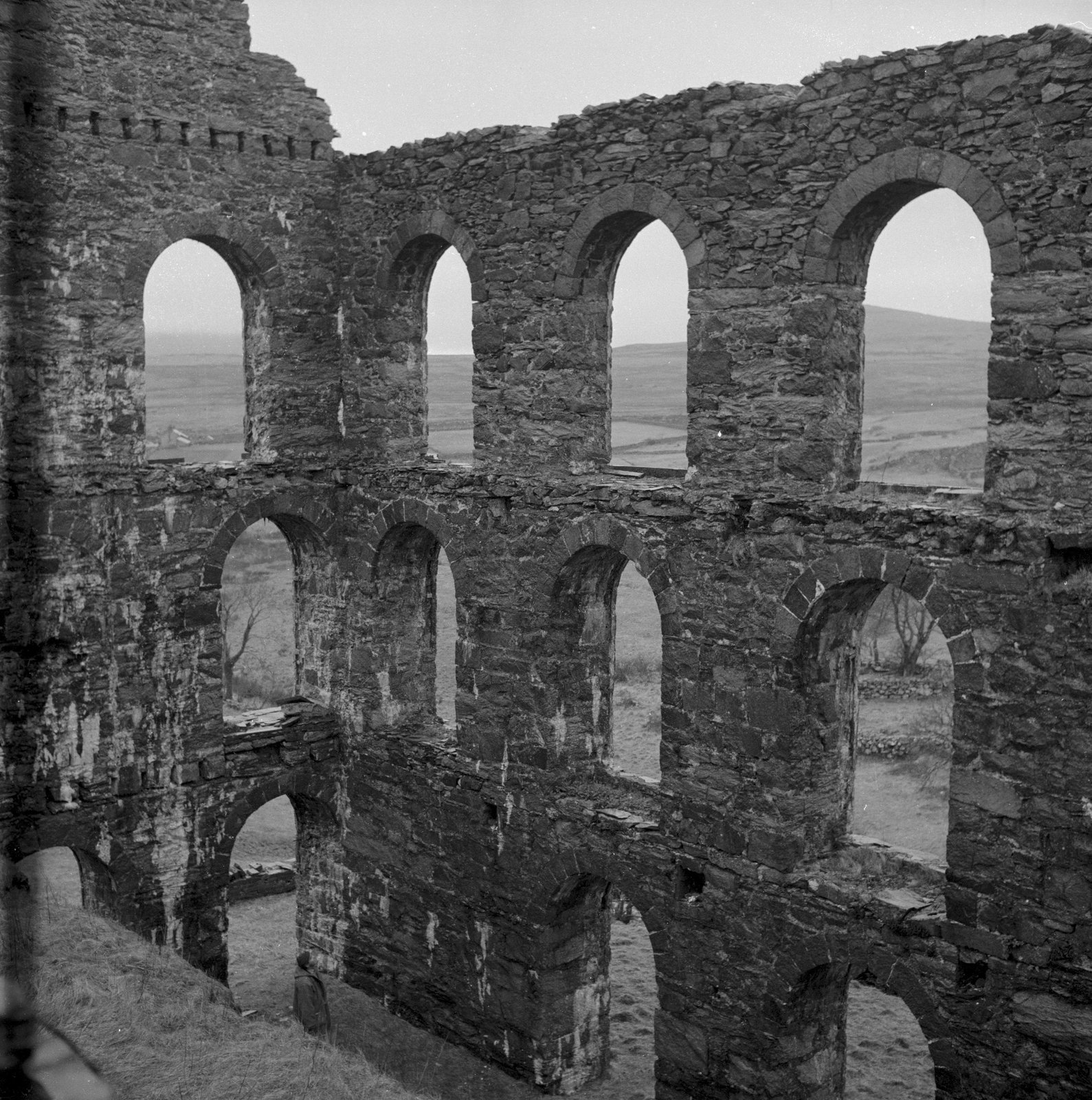 Ynys y Pandy Mill - Feb 22, 1962, submitted by Buddle-Bot on 01-04-2025.
© Geoff Charles https://creativecommons.org/licenses/by-sa/4.0/ http://www.llyfrgell.cymru Ynys y Pandy Mill - Feb 22, 1962