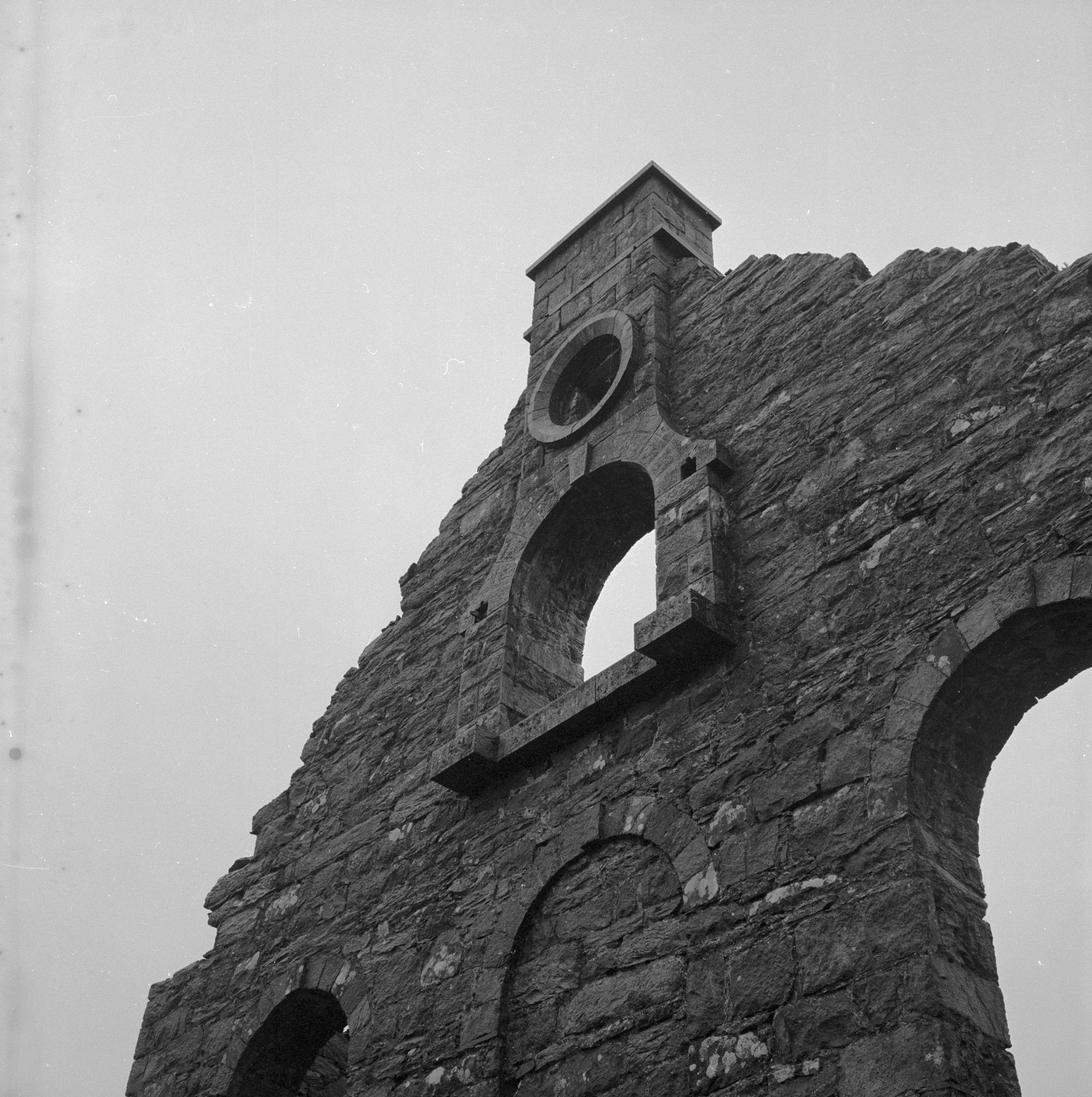Ynys y Pandy Mill - Feb 22, 1962, submitted by Buddle-Bot on 01-04-2025.
© Geoff Charles https://creativecommons.org/licenses/by-sa/4.0/ http://www.llyfrgell.cymru Ynys y Pandy Mill - Feb 22, 1962