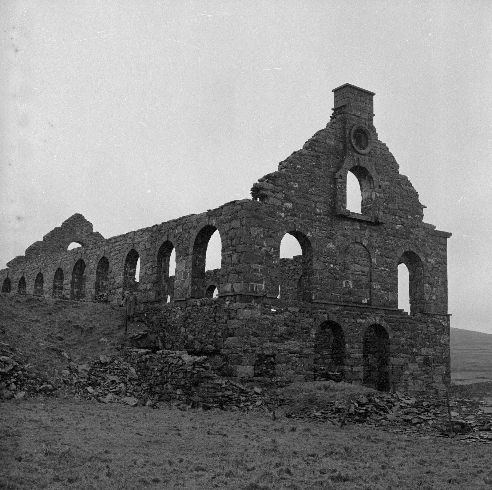 Ynys y Pandy Mill - Feb 22, 1962, submitted by Buddle-Bot on 01-04-2025.
© Geoff Charles https://creativecommons.org/licenses/by-sa/4.0/ http://www.llyfrgell.cymru Ynys y Pandy Mill - Feb 22, 1962