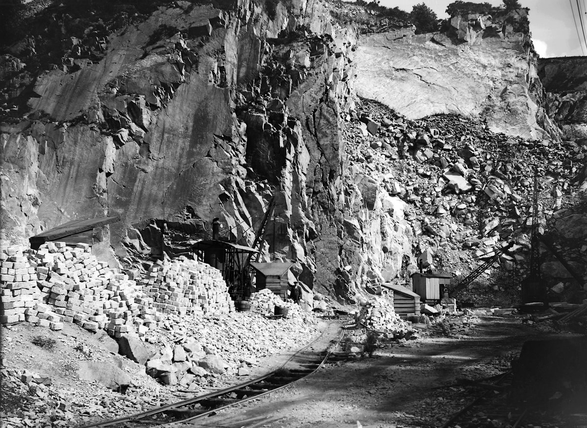 1 Aug 1934 - Creetown Quarry, Creetown. Wigtownshire.  Granite quary showing jointing.