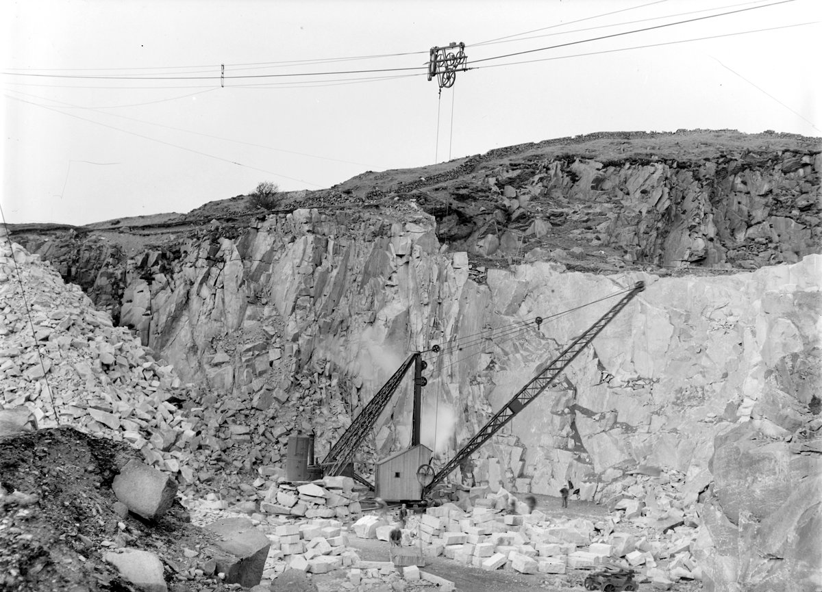 1939 - Silver Grey Quarry, Creetown. Kirkcudbrightshire. General view of the quarry face and floor.