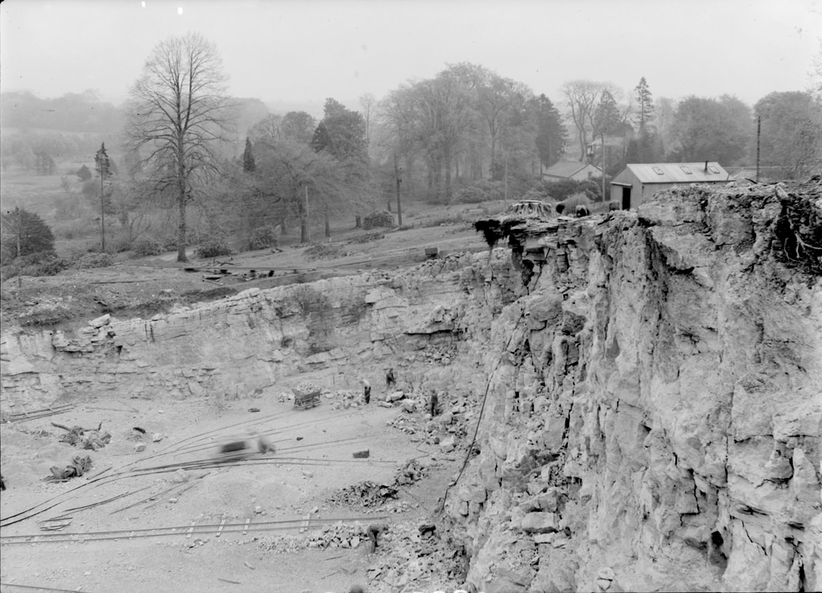 1945 - Hessilhead Quarry (Lugton Lime Works) 3.2 km. east of Beith. Ayrshire. General view of working face.