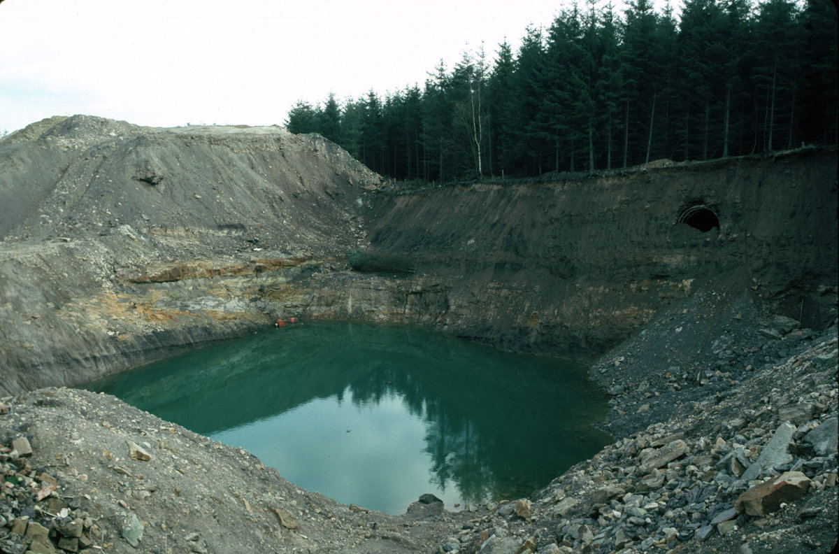 1991 - Torwood Mine, Central Region. Opencast and mine workings for fireclay at Torwood., submitted by Buddle-Bot on 08-11-2025.
Bgs No. P001531; Bain, T.S.; © NERC. Image & Text: BGS Geoscenic, under OGL V2 License http://bit.ly/462AXmV 1991 - Torwood Mine, Central Region. Opencast and mine workings for fireclay at Torwood.