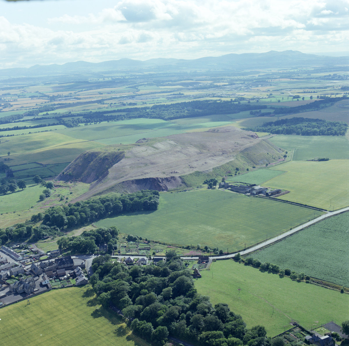 1975 - Aerial view of the oil-shale bing near Winchburgh, West Lothian., submitted by Buddle-Bot on 08-11-2025.
Bgs No. P001539; © Unknown. Image & Text: BGS Geoscenic, under OGL V2 License http://bit.ly/462AXmV 1975 - Aerial view of the oil-shale bing near Winchburgh, West Lothian.