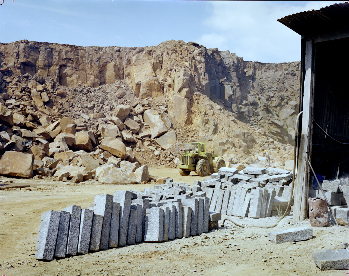 1985 - Beltmoss Quarry, Kilsyth, Strathclyde. Fashioning kerbs from quartz-dolerite., submitted by Buddle-Bot on 08-11-2025.
Bgs No. P001584; © Unknown. Image & Text: BGS Geoscenic, under OGL V2 License http://bit.ly/462AXmV 1985 - Beltmoss Quarry, Kilsyth, Strathclyde. Fashioning kerbs from quartz-dolerite.