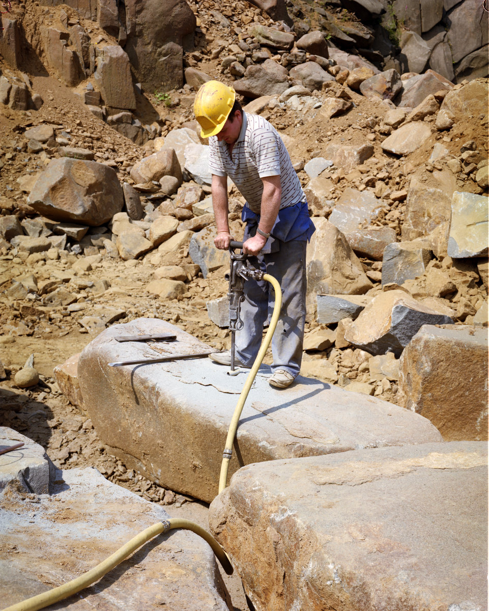 1985 - Beltmoss Quarry, Kilsyth, Strathclyde., submitted by Buddle-Bot on 08-11-2025.
Bgs No. P001585; © Unknown. Image & Text: BGS Geoscenic, under OGL V2 License http://bit.ly/462AXmV 1985 - Beltmoss Quarry, Kilsyth, Strathclyde.