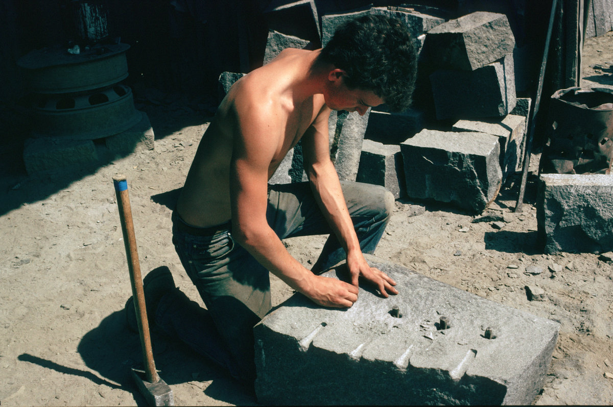 Jul 1984 - Beltmoss Quarry, Kilsyth, Strathclyde. Fashioning kerbs from quartz-dolerite. , submitted by Buddle-Bot on 08-11-2025.
Bgs No. P001616; Bain, T.S.; © NERC. Image & Text: BGS Geoscenic, under OGL V2 License http://bit.ly/462AXmV Jul 1984 - Beltmoss Quarry, Kilsyth, Strathclyde. Fashioning kerbs from quartz-dolerite.