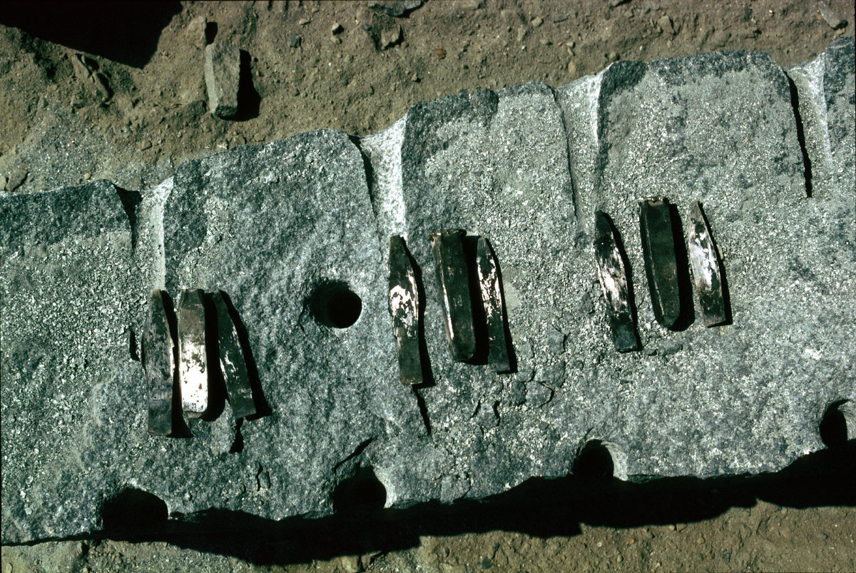 Jul 1984 - Beltmoss Quarry, Kilsyth, Strathclyde. Fashioning kerbs from quartz-dolerite. , submitted by Buddle-Bot on 08-11-2025.
Bgs No. P001618; Bain, T.S.; © NERC. Image & Text: BGS Geoscenic, under OGL V2 License http://bit.ly/462AXmV Jul 1984 - Beltmoss Quarry, Kilsyth, Strathclyde. Fashioning kerbs from quartz-dolerite.