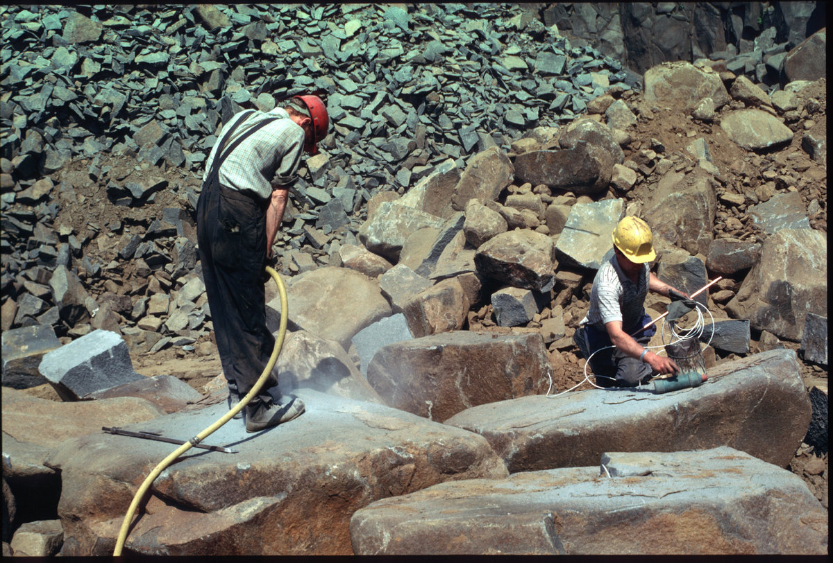 Jul 1984 - Beltmoss Quarry, Kilsyth, Strathclyde. Fashioning kerbs from quartz-dolerite. , submitted by Buddle-Bot on 08-11-2025.
Bgs No. P001620; Bain, T.S.; © NERC. Image & Text: BGS Geoscenic, under OGL V2 License http://bit.ly/462AXmV Jul 1984 - Beltmoss Quarry, Kilsyth, Strathclyde. Fashioning kerbs from quartz-dolerite.