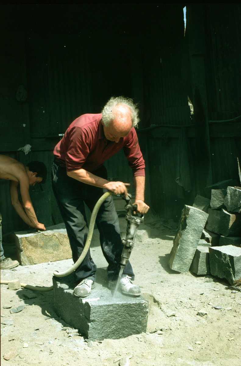 Jul 1984 - Beltmoss Quarry, Kilsyth, Strathclyde. Fashioning kerbs from quartz-dolerite., submitted by Buddle-Bot on 08-11-2025.
Bgs No. P001621; Bain, T.S.; © NERC. Image & Text: BGS Geoscenic, under OGL V2 License http://bit.ly/462AXmV Jul 1984 - Beltmoss Quarry, Kilsyth, Strathclyde. Fashioning kerbs from quartz-dolerite.