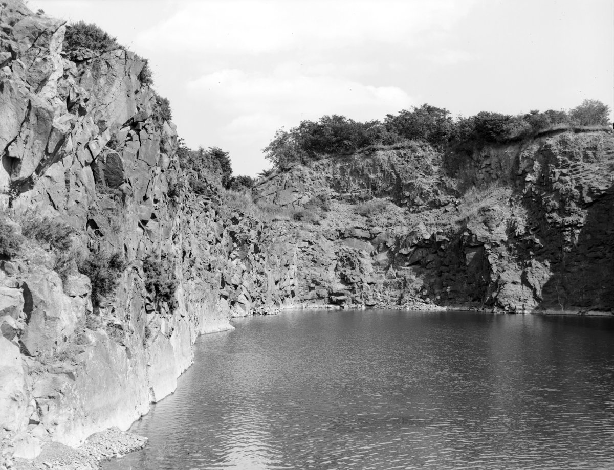 1956 - Cauldimerry Quarry, 730 m. east of Parkley Place, Linlithgow, Midlothian. Dolerite dykes., submitted by Buddle-Bot on 08-11-2025.
Bgs No. P002589; Fisher, W.D.; © Crown. Image & Text: BGS Geoscenic, under OGL V2 License http://bit.ly/462AXmV 1956 - Cauldimerry Quarry, 730 m. east of Parkley Place, Linlithgow, Midlothian. Dolerite dykes.