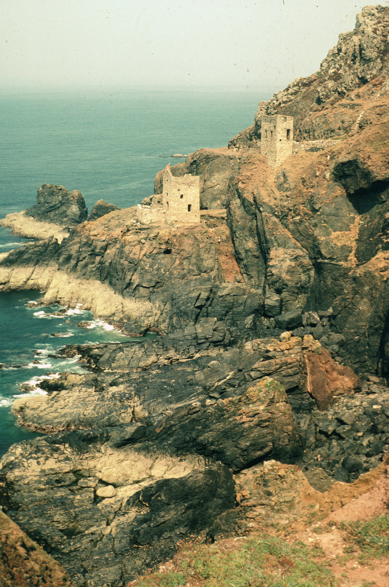 1976 - De Narrow Zawn. Looking NNW., submitted by Buddle-Bot on 08-11-2025.
Bgs No. P006108; Evans, H.J.; © NERC. Image & Text: BGS Geoscenic, under OGL V2 License http://bit.ly/462AXmV 1976 - De Narrow Zawn. Looking NNW.