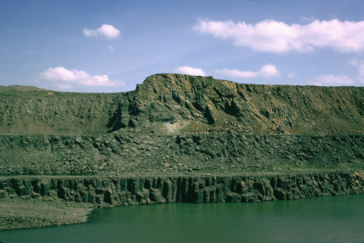 17 Jul 1969 - Waterswallows Quarry. Looking SE., submitted by Buddle-Bot on 08-11-2025.
Bgs No. P006230; Baker, P.E.; © NERC. Image & Text: BGS Geoscenic, under OGL V2 License http://bit.ly/462AXmV 17 Jul 1969 - Waterswallows Quarry. Looking SE.