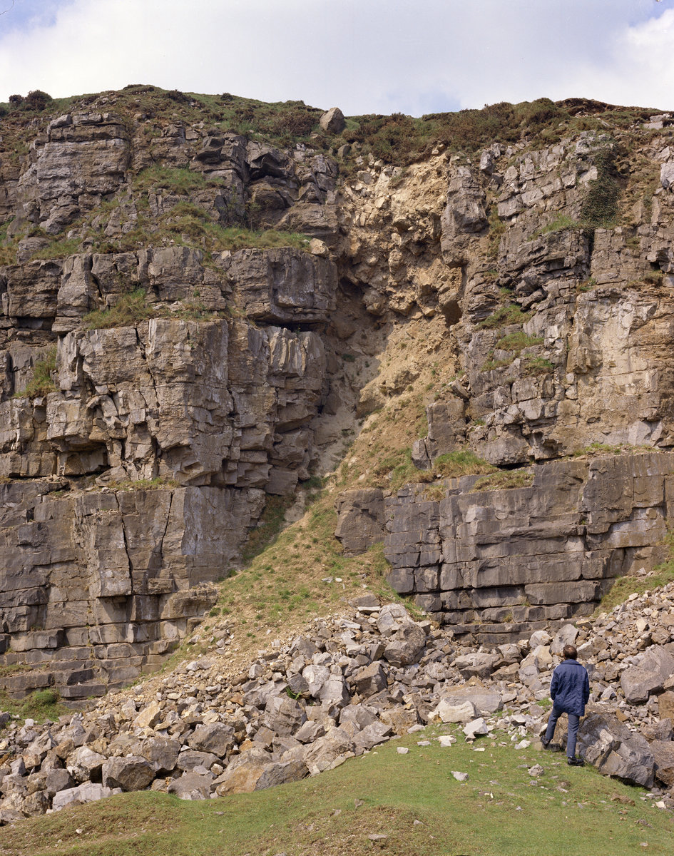 1975 - Pant Mawr and Clydach Village. Looking NNW., submitted by Buddle-Bot on 08-11-2025.
Bgs No. P007642; Evans, H.J.; © NERC. Image & Text: BGS Geoscenic, under OGL V2 License http://bit.ly/462AXmV 1975 - Pant Mawr and Clydach Village. Looking NNW.