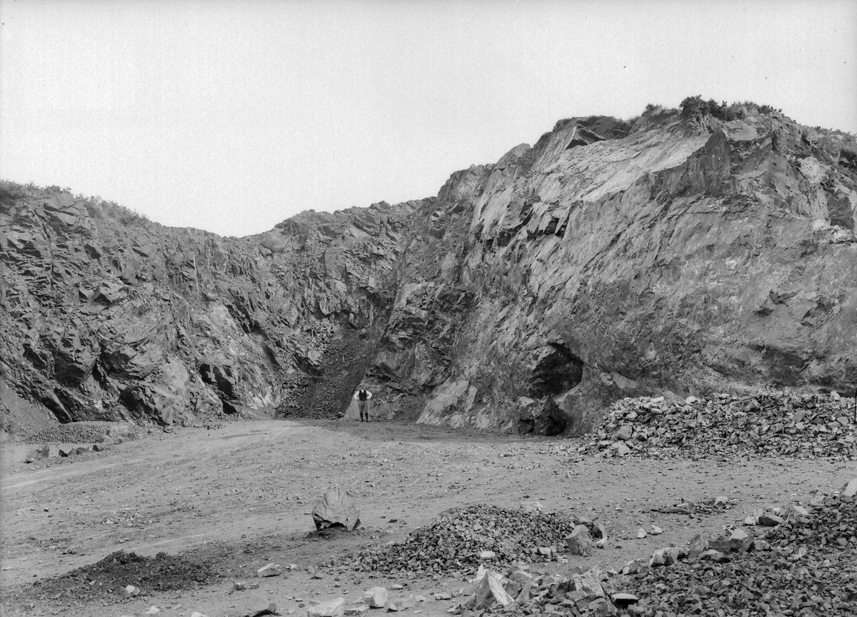 May 1905 - Clicker Tor, Menheniot. Looking NE.