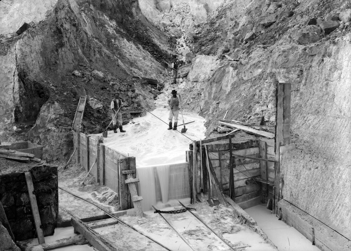 May 1905 - Lantern China-clay Works, near Rescorla, St. Austell. Looking SW., submitted by Buddle-Bot on 08-11-2025.
Bgs No. P200171; Hall, T.C.; © Crown. Image & Text: BGS Geoscenic, under OGL V2 License http://bit.ly/462AXmV May 1905 - Lantern China-clay Works, near Rescorla, St. Austell. Looking SW.