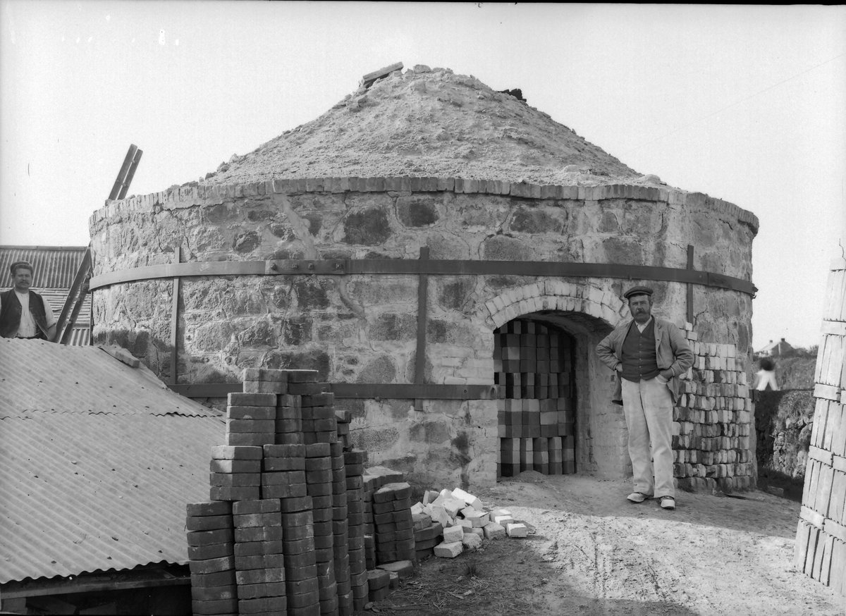 May 1905 - Carbis Brickworks, Roche. Looking W., submitted by Buddle-Bot on 08-11-2025.
Bgs No. P200216; Hall, T.C.; © Crown. Image & Text: BGS Geoscenic, under OGL V2 License http://bit.ly/462AXmV May 1905 - Carbis Brickworks, Roche. Looking W.