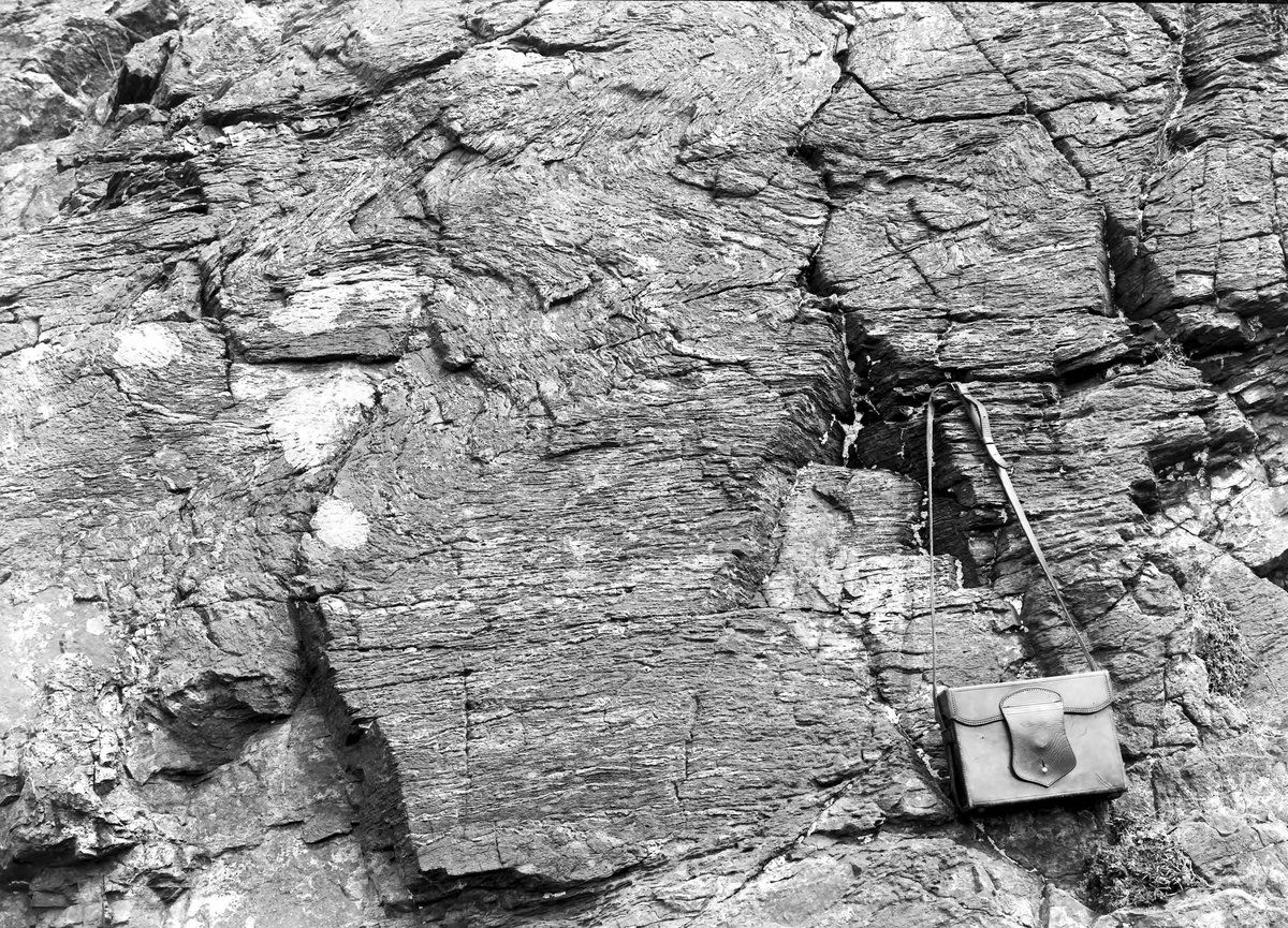 Jan 1905 - Below Crowns Mine, Botallack Head, St. Just. Looking E., submitted by Buddle-Bot on 08-11-2025.
Bgs No. P200254; Hall, T.C.; © Crown. Image & Text: BGS Geoscenic, under OGL V2 License http://bit.ly/462AXmV Jan 1905 - Below Crowns Mine, Botallack Head, St. Just. Looking E.