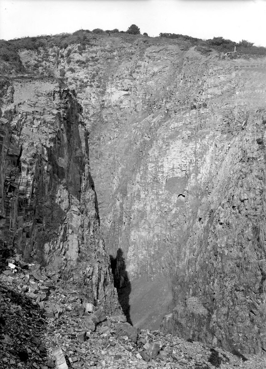 Sep 1907 - Mulberry Mine, Lanivet. Looking NNE., submitted by Buddle-Bot on 08-11-2025.
Bgs No. P200421; Hall, T.C.; © Crown. Image & Text: BGS Geoscenic, under OGL V2 License http://bit.ly/462AXmV Sep 1907 - Mulberry Mine, Lanivet. Looking NNE.