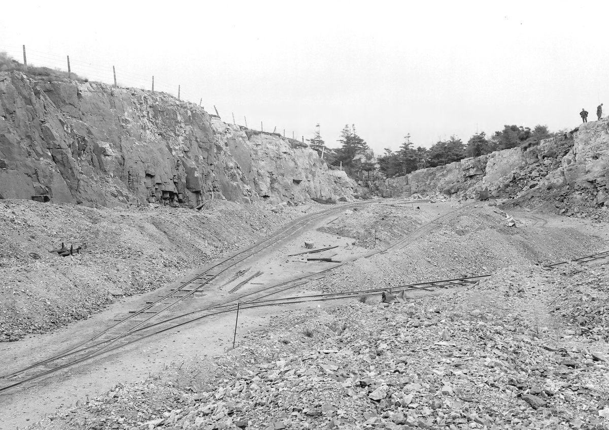 Jul 1925 - Bwlch-Gwyn Ganister Quarries. Looking S.