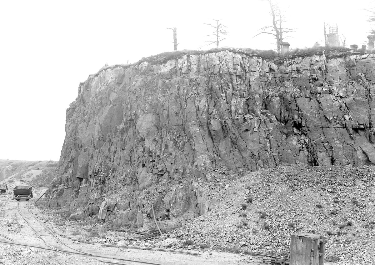 Jul 1925 - Bwlch-Gwyn Ganister Quarries. Looking E.