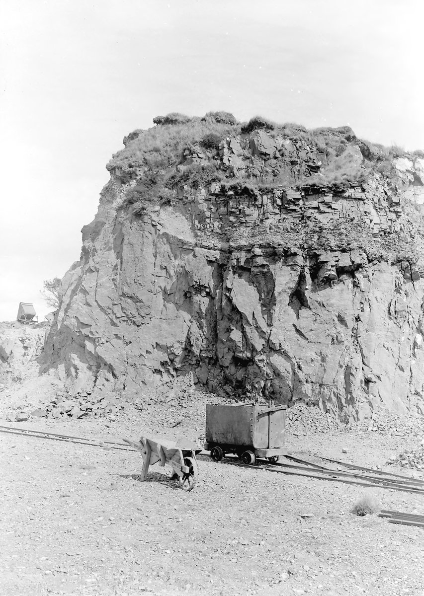 Jul 1925 - Bwlch-Gwyn Ganister Quarries. Looking E.