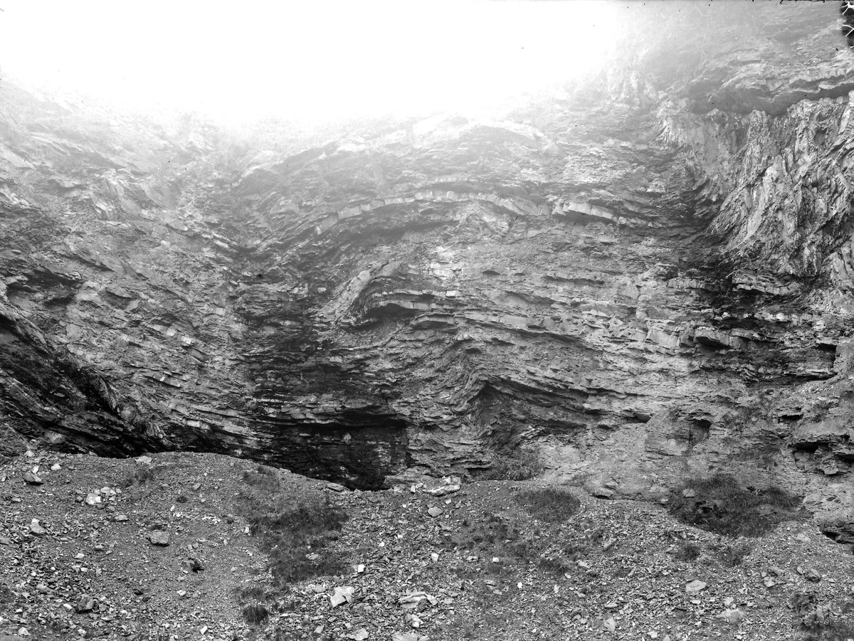 Sep 1929 - Old quarry about 50 yd. E. of Onllwyn Inn, Onllwyn. Looking S.