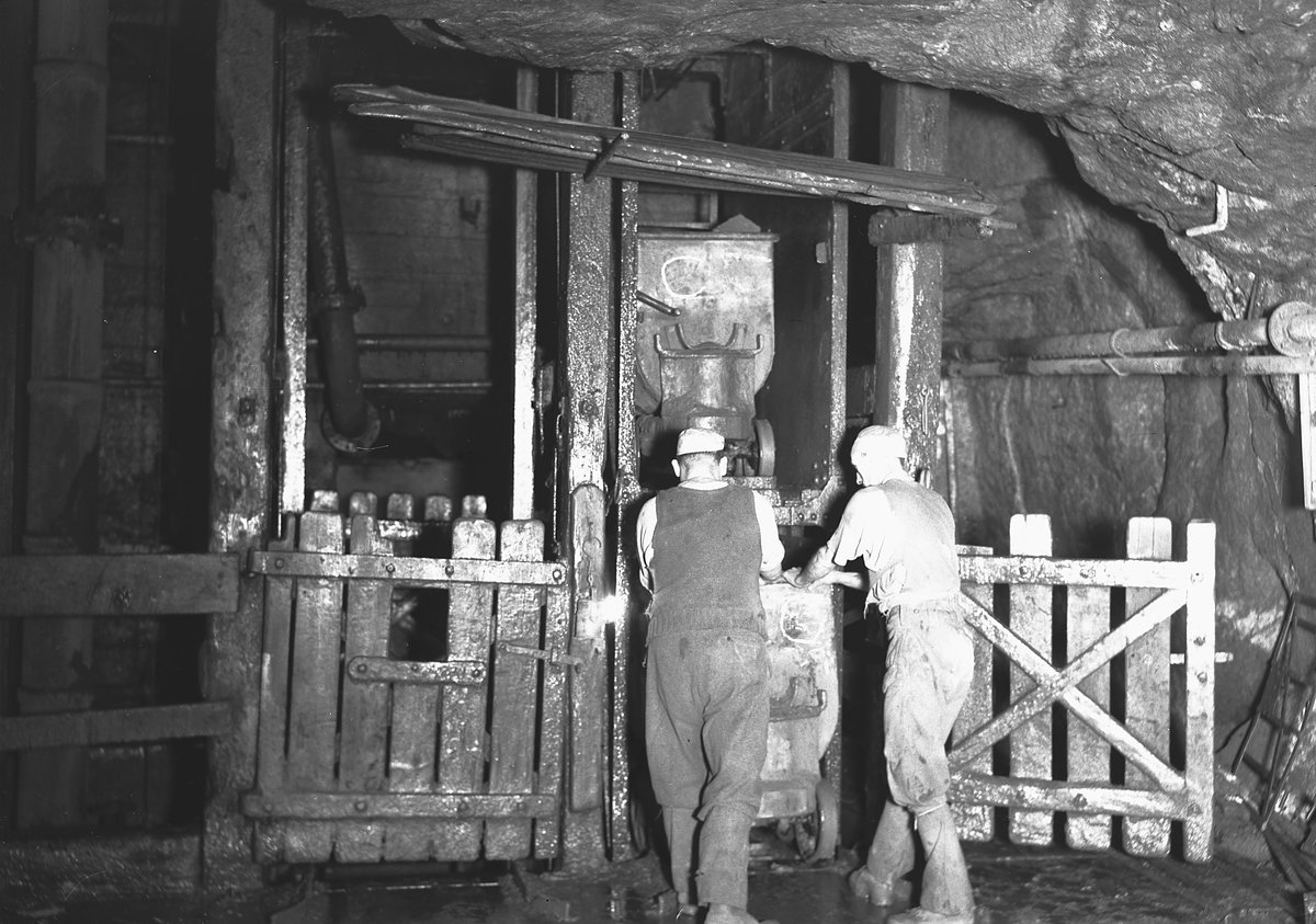 Aug 1945 - Robinson Shaft, South Crofty Mine, Carn Brea, Cornwall., submitted by Buddle-Bot on 08-11-2025.
Bgs No. P208024; Rhodes, J.; © Crown. Image & Text: BGS Geoscenic, under OGL V2 License http://bit.ly/462AXmV Aug 1945 - Robinson Shaft, South Crofty Mine, Carn Brea, Cornwall.
