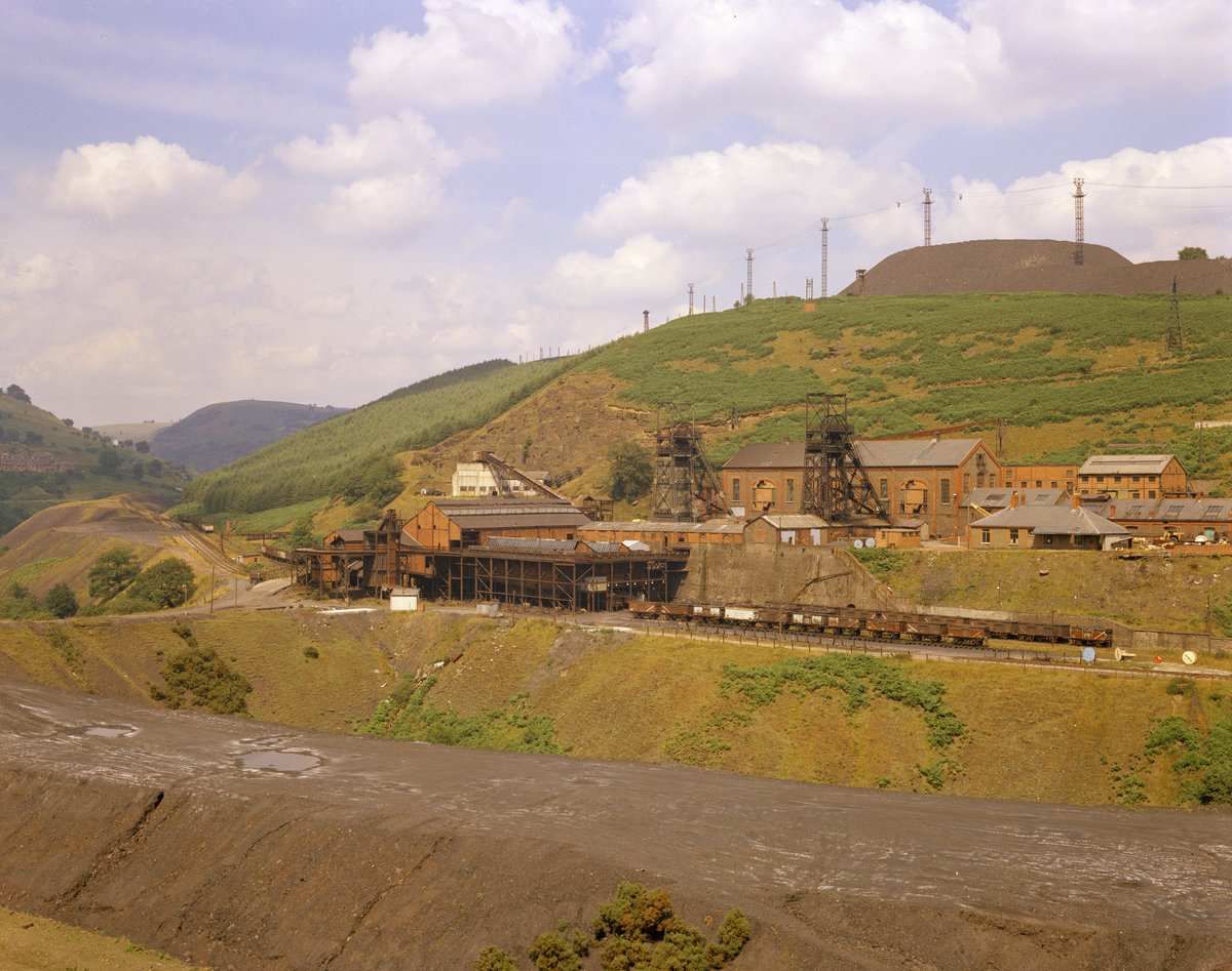 1974 - Markham Colliery, Sirhowy Valley. Looking NNE., submitted by Buddle-Bot on 08-11-2025.
Bgs No. P212059; Evans, H.J.; © NERC. Image & Text: BGS Geoscenic, under OGL V2 License http://bit.ly/462AXmV 1974 - Markham Colliery, Sirhowy Valley. Looking NNE.