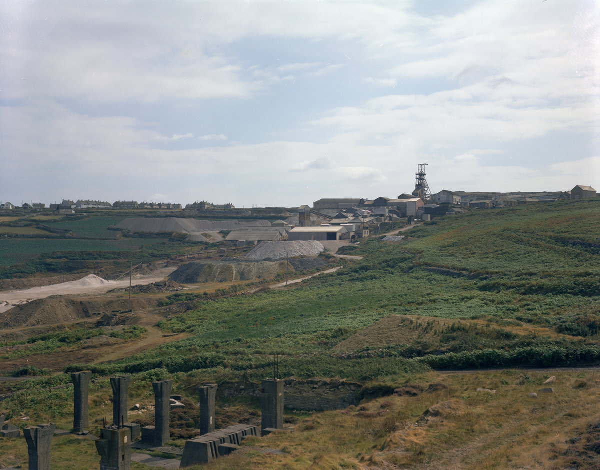 1976 - Trewellard North Cliff. Looking SE., submitted by Buddle-Bot on 08-11-2025.
Bgs No. P212333; Evans, H.J.; © NERC. Image & Text: BGS Geoscenic, under OGL V2 License http://bit.ly/462AXmV 1976 - Trewellard North Cliff. Looking SE.