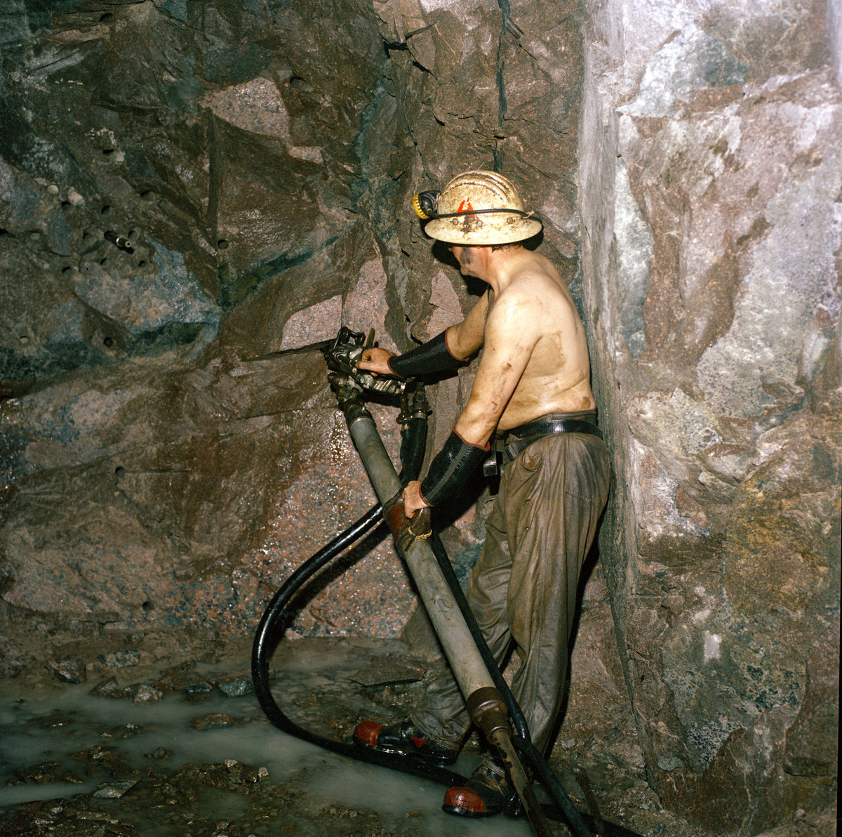 1980 - South Crofty Mine, Robinson's Section, cross cut N. from No. 4 to intersect No. 6 lode, 380 fm. level.