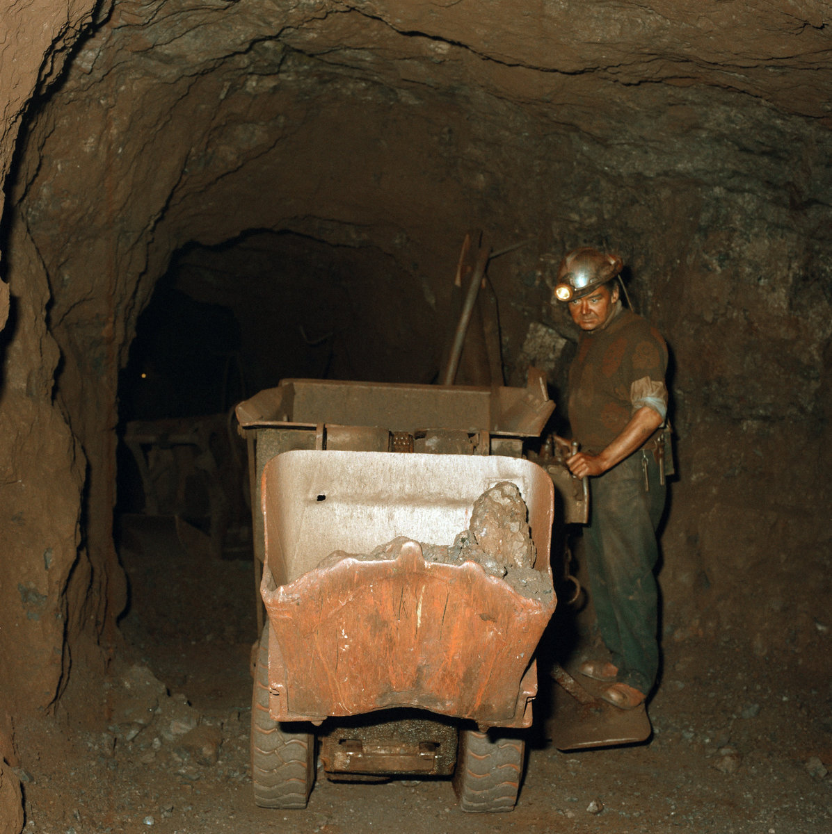 Jul 1988 - Florence Mine, Egremont., submitted by Buddle-Bot on 08-11-2025.
Bgs No. P220242; Bain, T.S.; © NERC. Image & Text: BGS Geoscenic, under OGL V2 License http://bit.ly/462AXmV Jul 1988 - Florence Mine, Egremont.