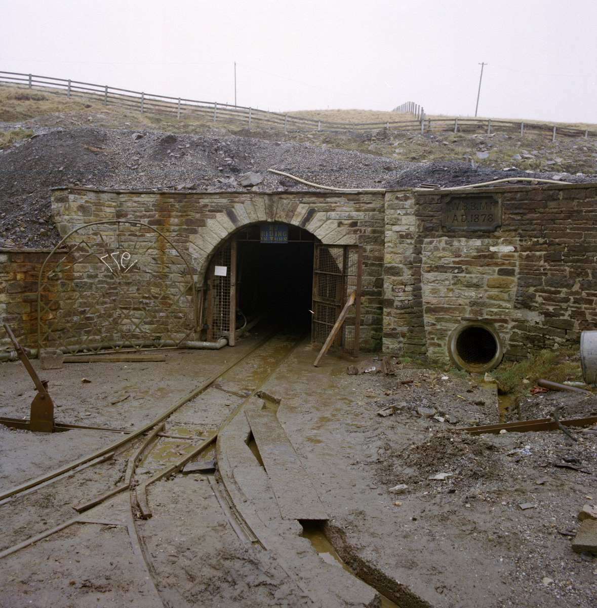 31 Mar 1982 - Groverake Mine, Rookhope, Weardale, Co. Durham. Looking N., submitted by Buddle-Bot on 08-11-2025.
Bgs No. P223155; Thornton, K.E.; © NERC. Image & Text: BGS Geoscenic, under OGL V2 License http://bit.ly/462AXmV 31 Mar 1982 - Groverake Mine, Rookhope, Weardale, Co. Durham. Looking N.