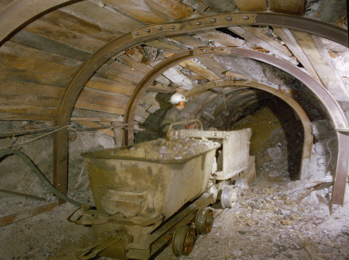 31 Mar 1982 - Groverake Mine, Rookhope, Weardale, Co. Durham. Looking E., submitted by Buddle-Bot on 08-11-2025.
Bgs No. P223160; Thornton, K.E.; © NERC. Image & Text: BGS Geoscenic, under OGL V2 License http://bit.ly/462AXmV 31 Mar 1982 - Groverake Mine, Rookhope, Weardale, Co. Durham. Looking E.