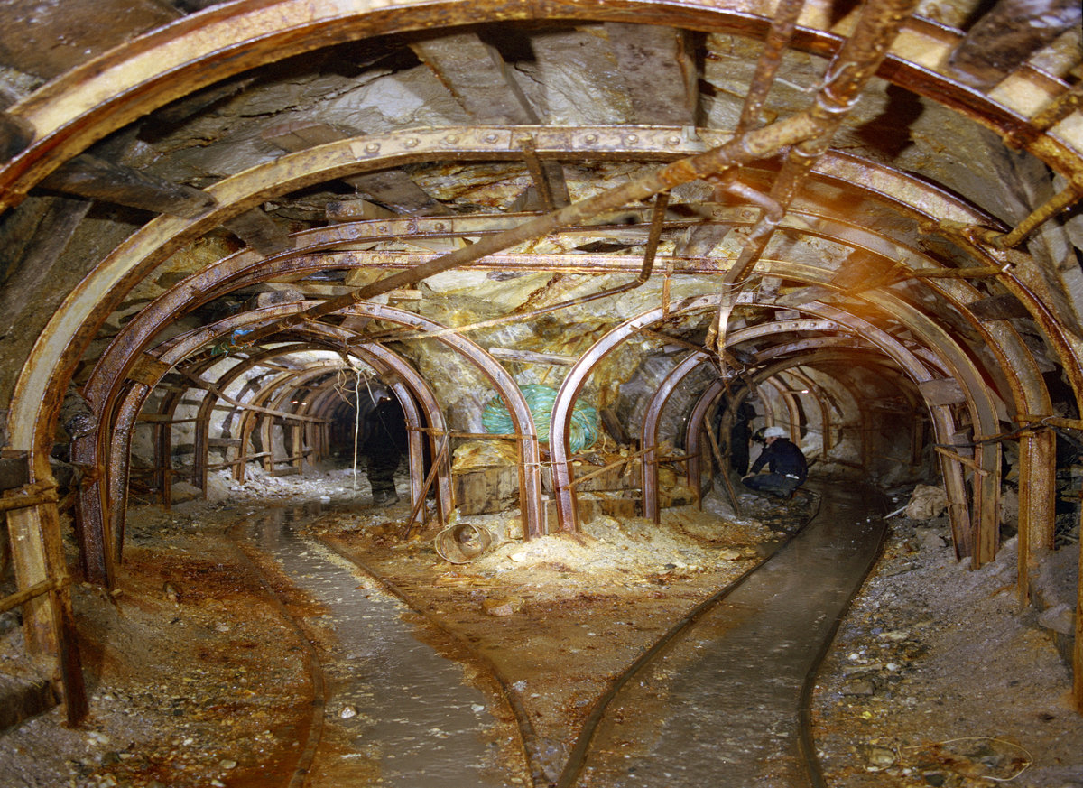 31 Mar 1982 - Groverake Mine, Rookhope, Weardale, Co. Durham. Looking E., submitted by Buddle-Bot on 08-11-2025.
Bgs No. P223161; Thornton, K.E.; © NERC. Image & Text: BGS Geoscenic, under OGL V2 License http://bit.ly/462AXmV 31 Mar 1982 - Groverake Mine, Rookhope, Weardale, Co. Durham. Looking E.