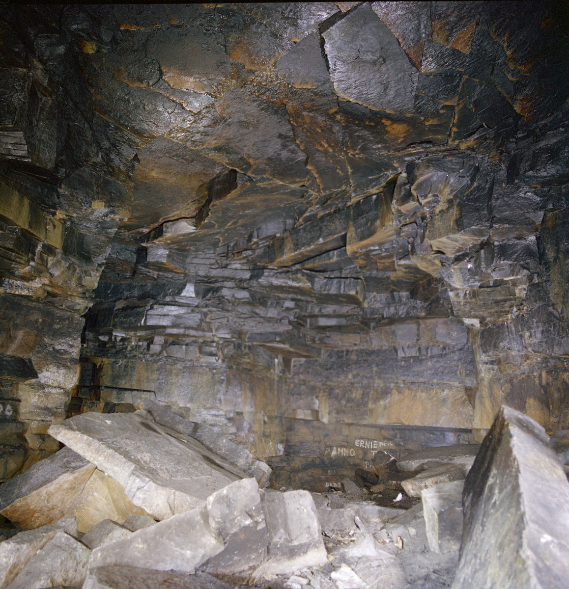 10 Mar 1983 - Hillcliff Sandstone Mine, Allerton, Bradford., submitted by Buddle-Bot on 08-11-2025.
Bgs No. P223229; Thornton, K.E.; © NERC. Image & Text: BGS Geoscenic, under OGL V2 License http://bit.ly/462AXmV 10 Mar 1983 - Hillcliff Sandstone Mine, Allerton, Bradford.